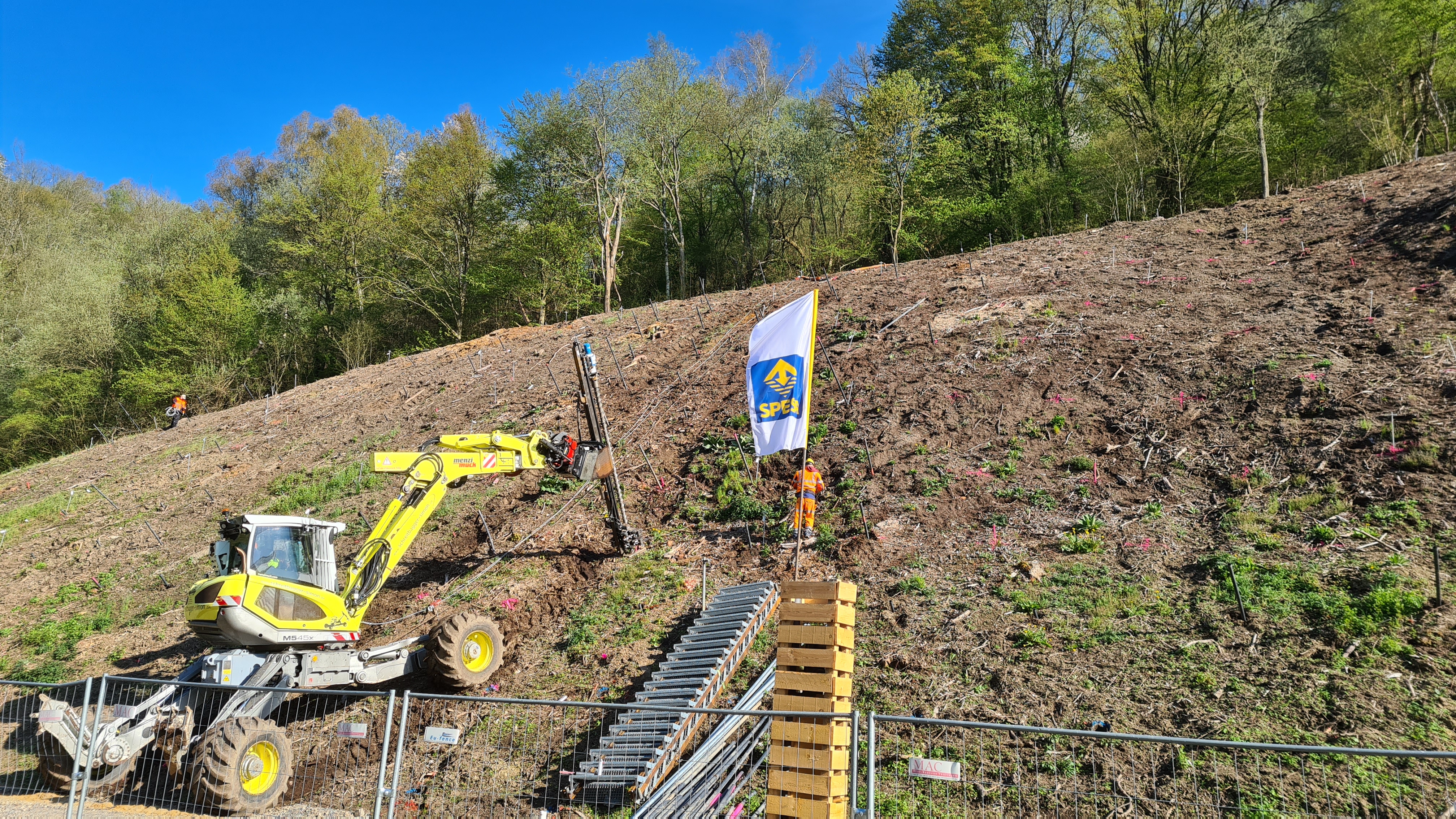 Mit Spezialgeräten werden die Bodennägel in den gefährdeten Hang bei Wuppertal eingebracht, um ein Abrutschen zu Verhindern