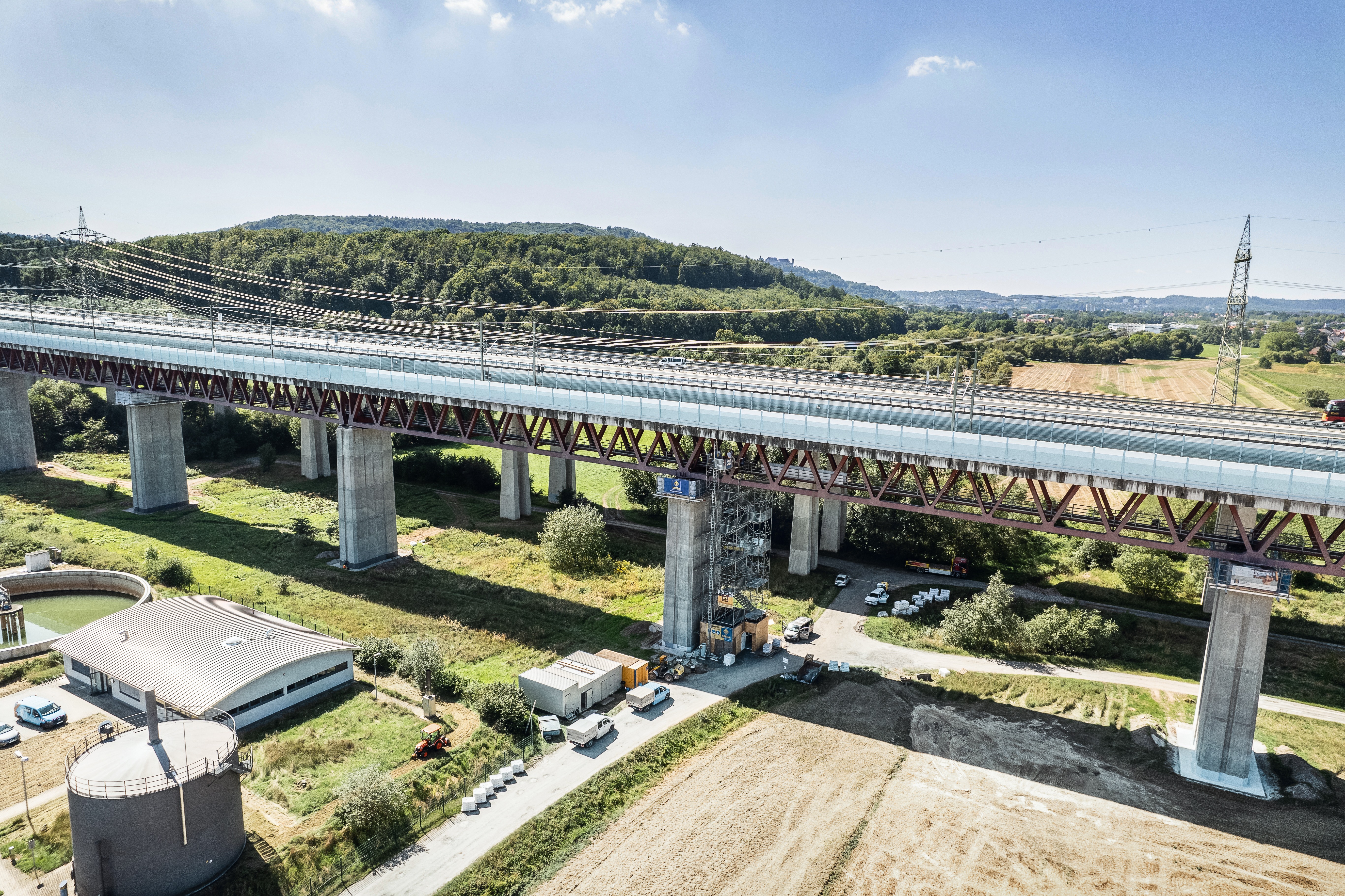 Bei der Betonsanierung der Itztalbrücke durch die Spesa Spezialbau und Sanierung wurde eine 800 m lange Eisenbahnüberführung instandgesetzt