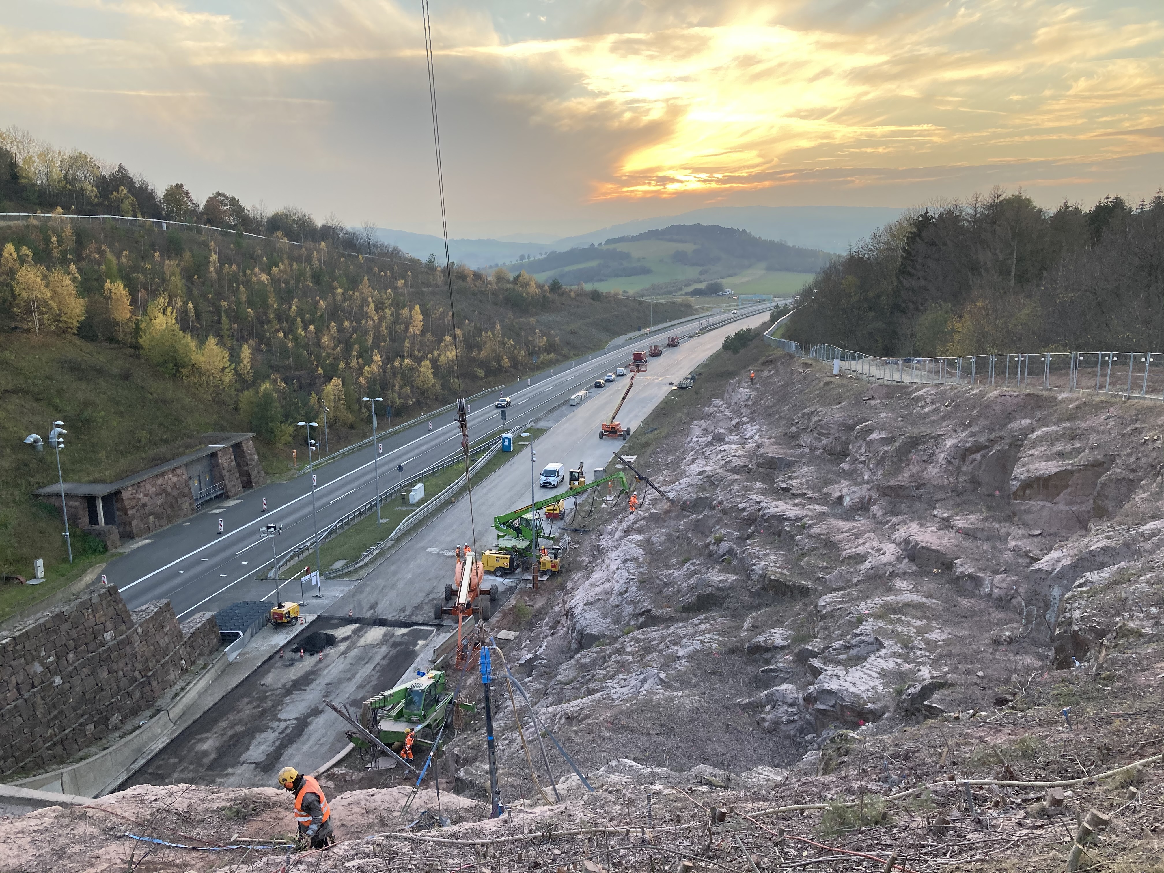 Sonnenuntergang über der Baustelle des Heidkopftunnels an der A38 während der Hang- und Felssicherung durch Spesa Spezialbau und Sanierung