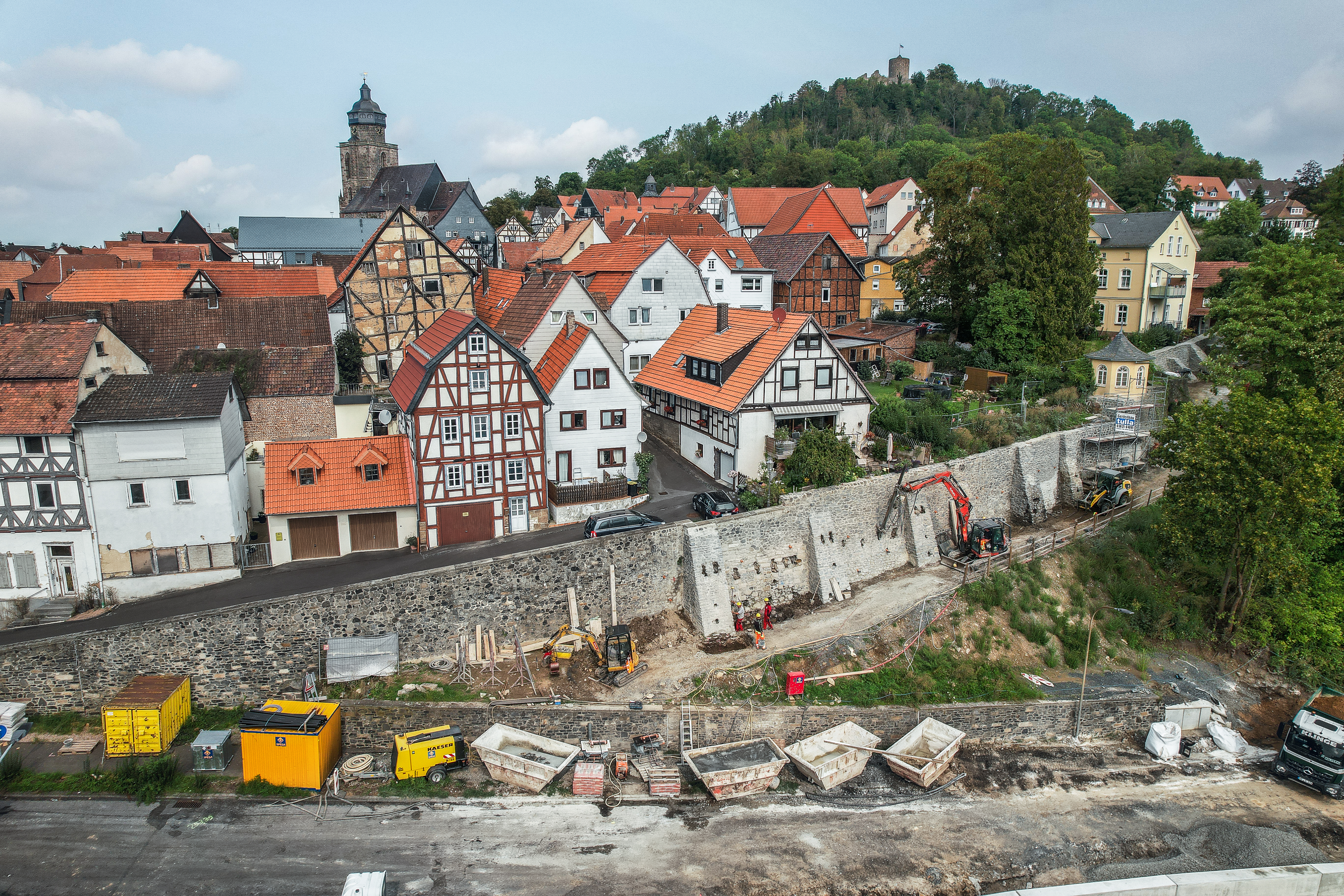 Luftaufnahme der historischen Stadtmauer von Homberg während der Sanierungsarbeiten durch Spesa Spezialbau und Sanierung