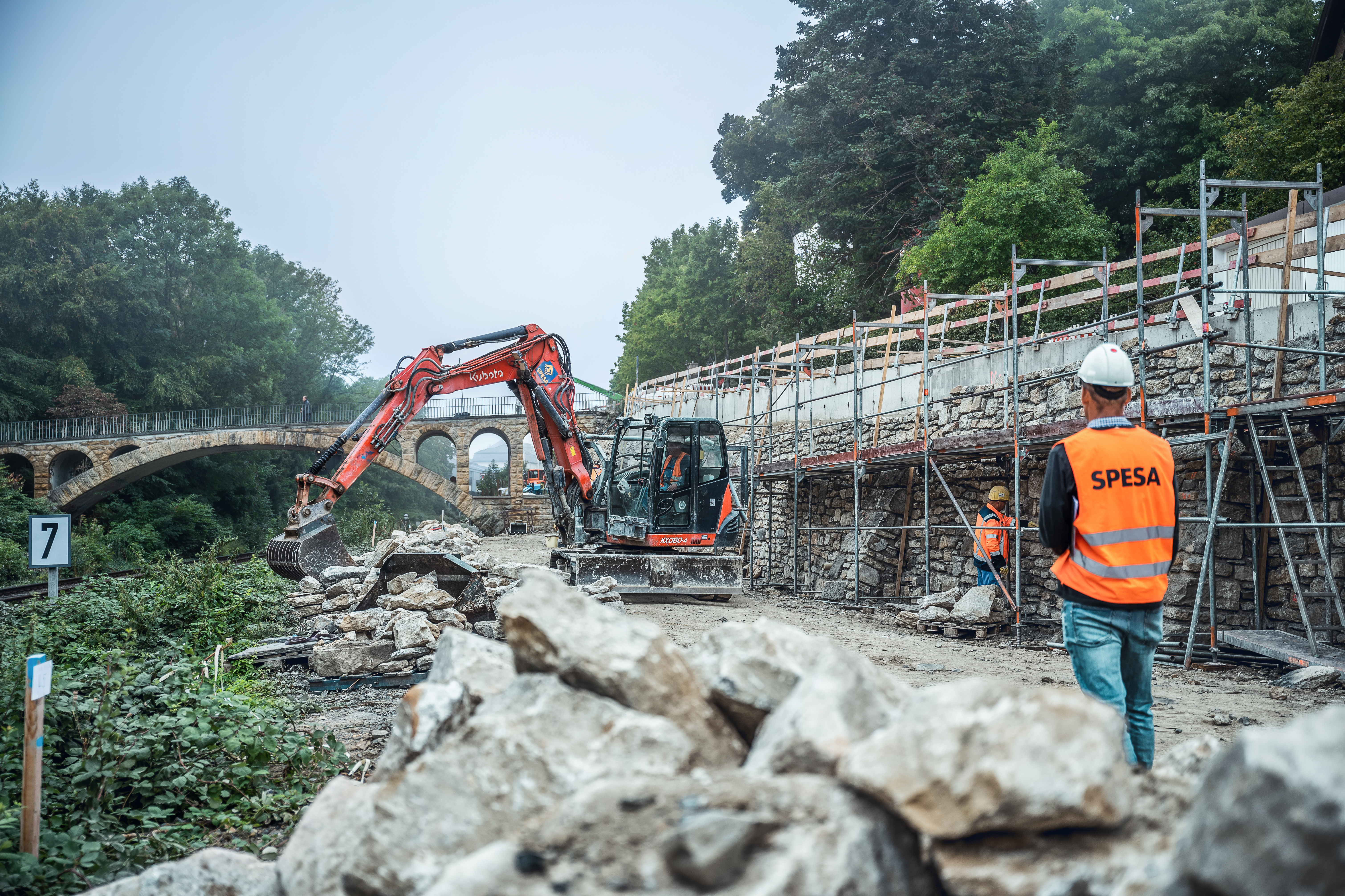 Bei der Instandsetzung und Hangsicherung der historischen Feldsteinmauer in Goslar kam schweres Gerät zum Einsatz