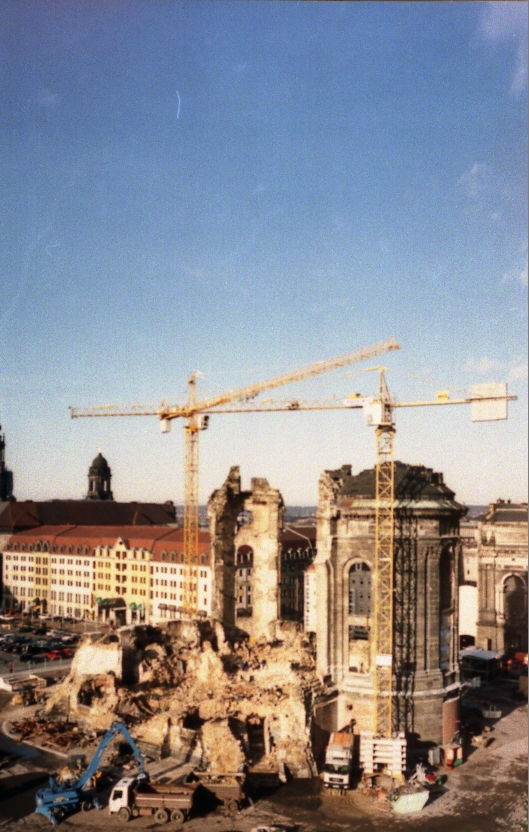 Im Jahr 1992 war Spesa Spezialbau und Sanierung an der Sicherung und Erstenttrümmerung der Frauenkirche in Dresden beteiligt