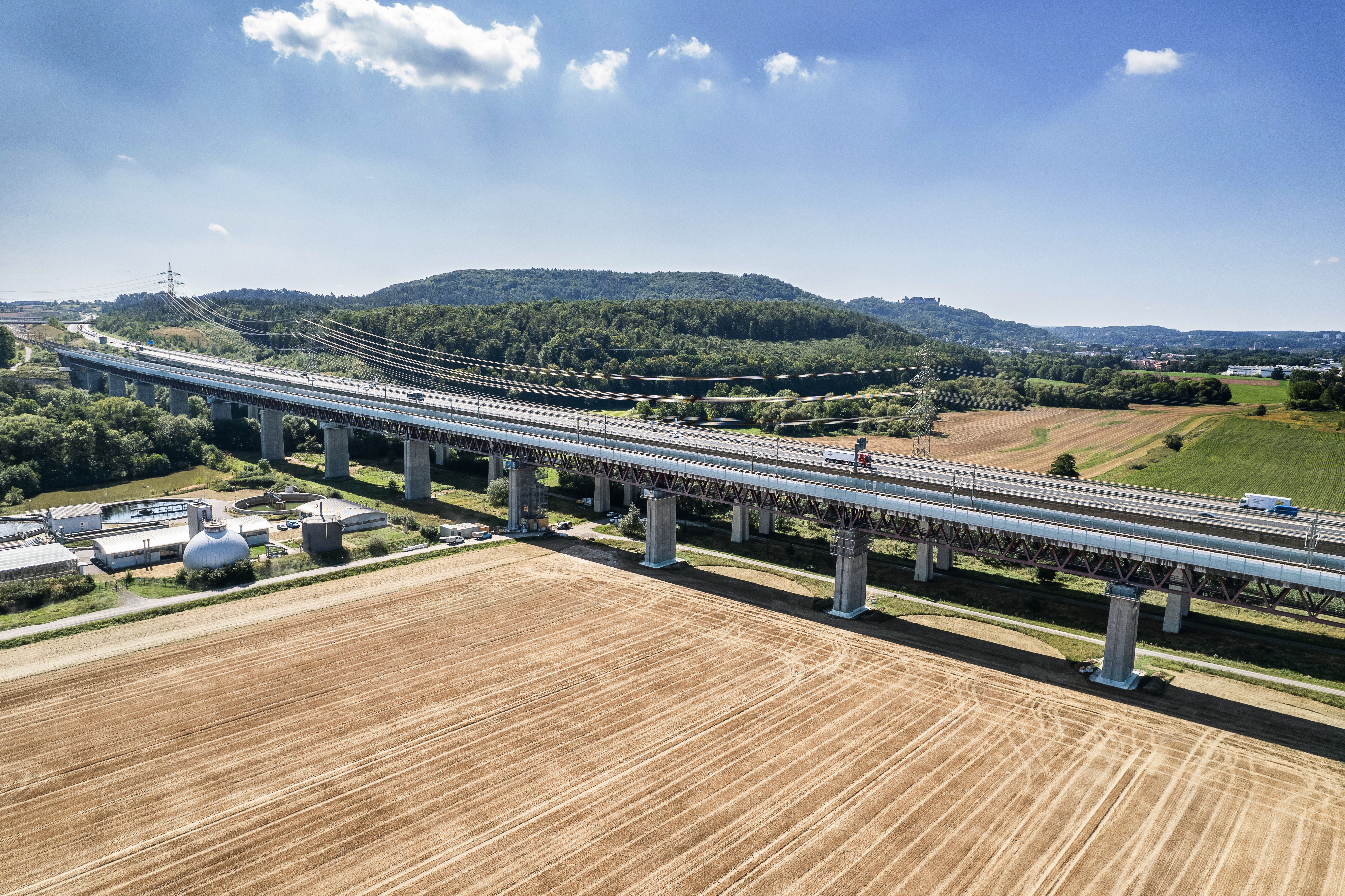 Die Betonsanierungsarbeiten an der Eisenbahnüberführung Itztalbrücke konnten im Sommer 2024 abgeschlossen werden.