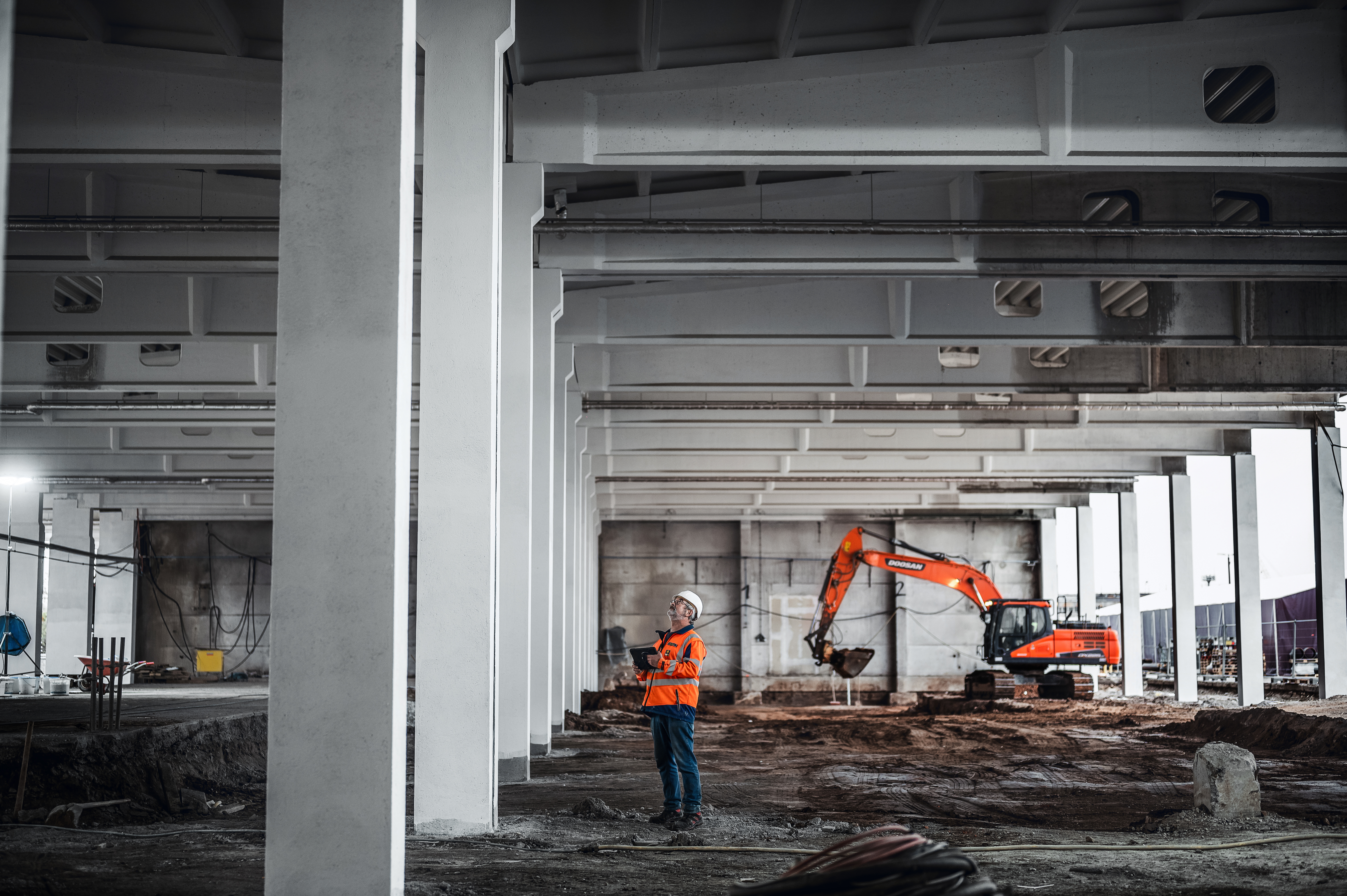 Bei der Betonsanierung einer Halle für einen Fernwärme-Rohrproduzenten in Nordhausen wurden sowohl Hallendecke als auch Hallenstützen fachgerecht instandgesetzt