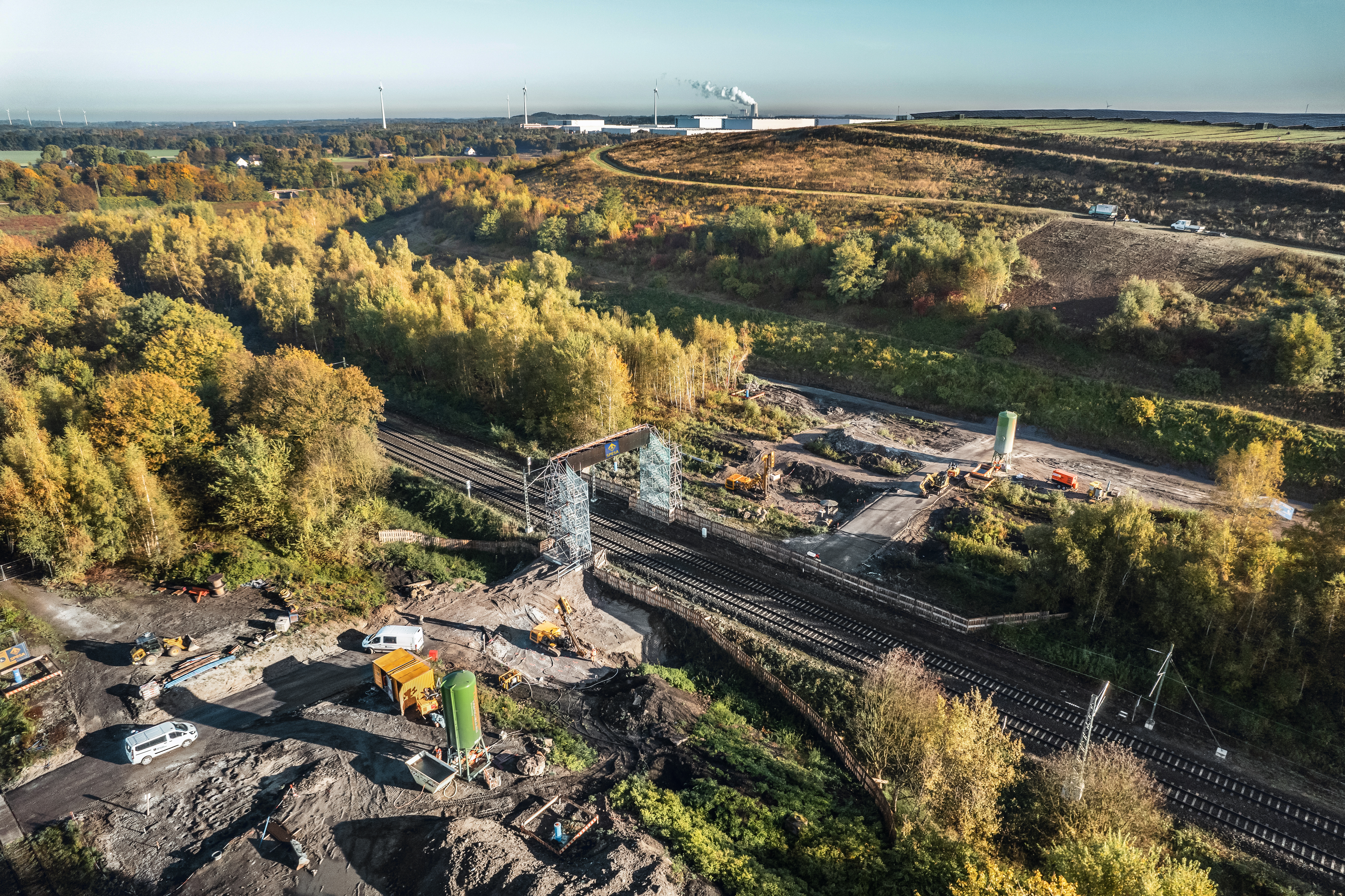 Luftaufnahme der Baustelle Haldensprung: Für den Brückenneubau für die internationale Gartenausstellung werden Mikropfähle und Baugrundverbesserungsmaßnahmen ausgeführt
