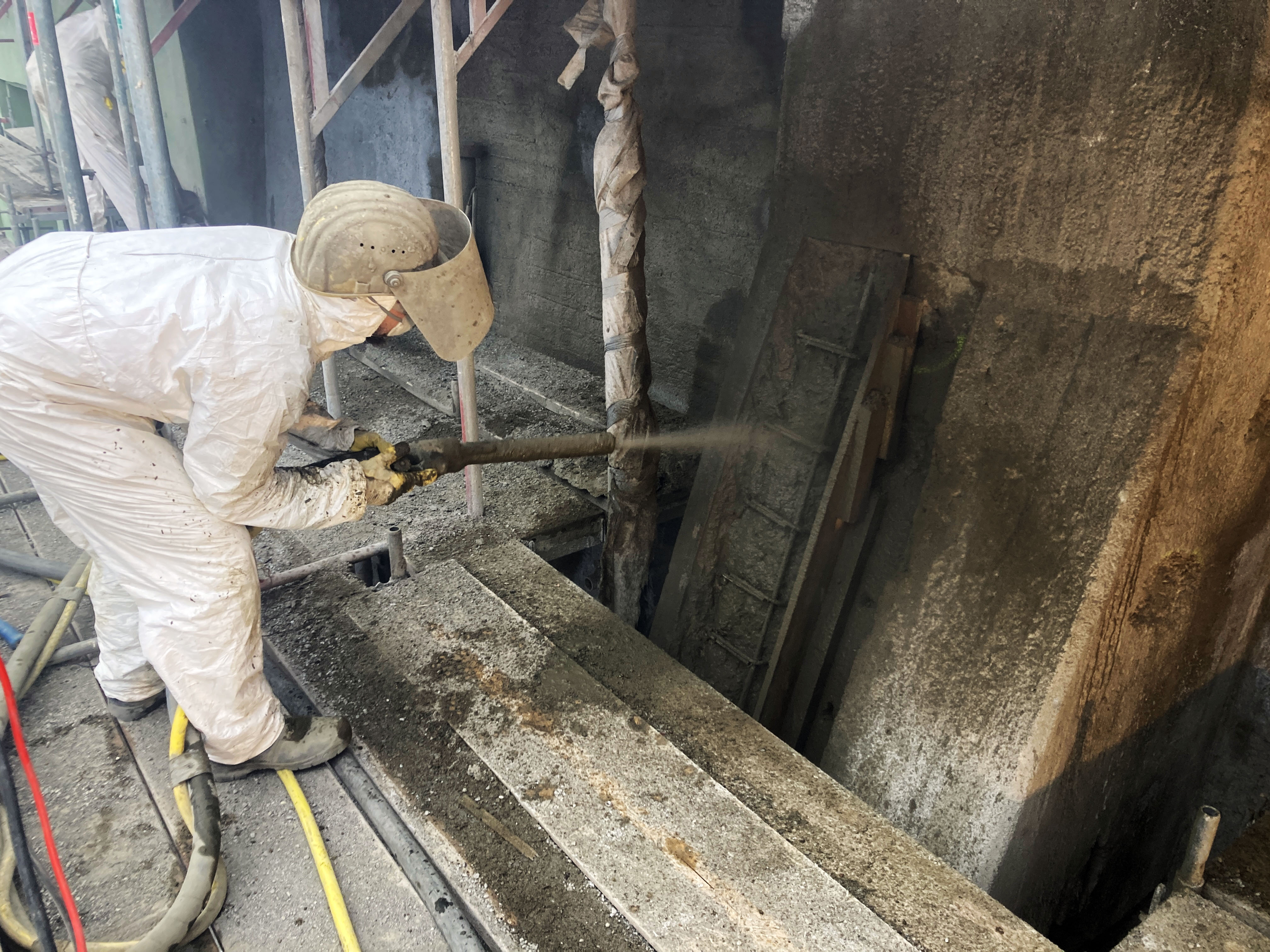 Bei Betonsanierungen kommt SPCC-Mörtel zur Instandsetzung von Stahlbetonbauteilen an Tiefgaragen, Brücken und Industrieanlagen zum Einsatz. 