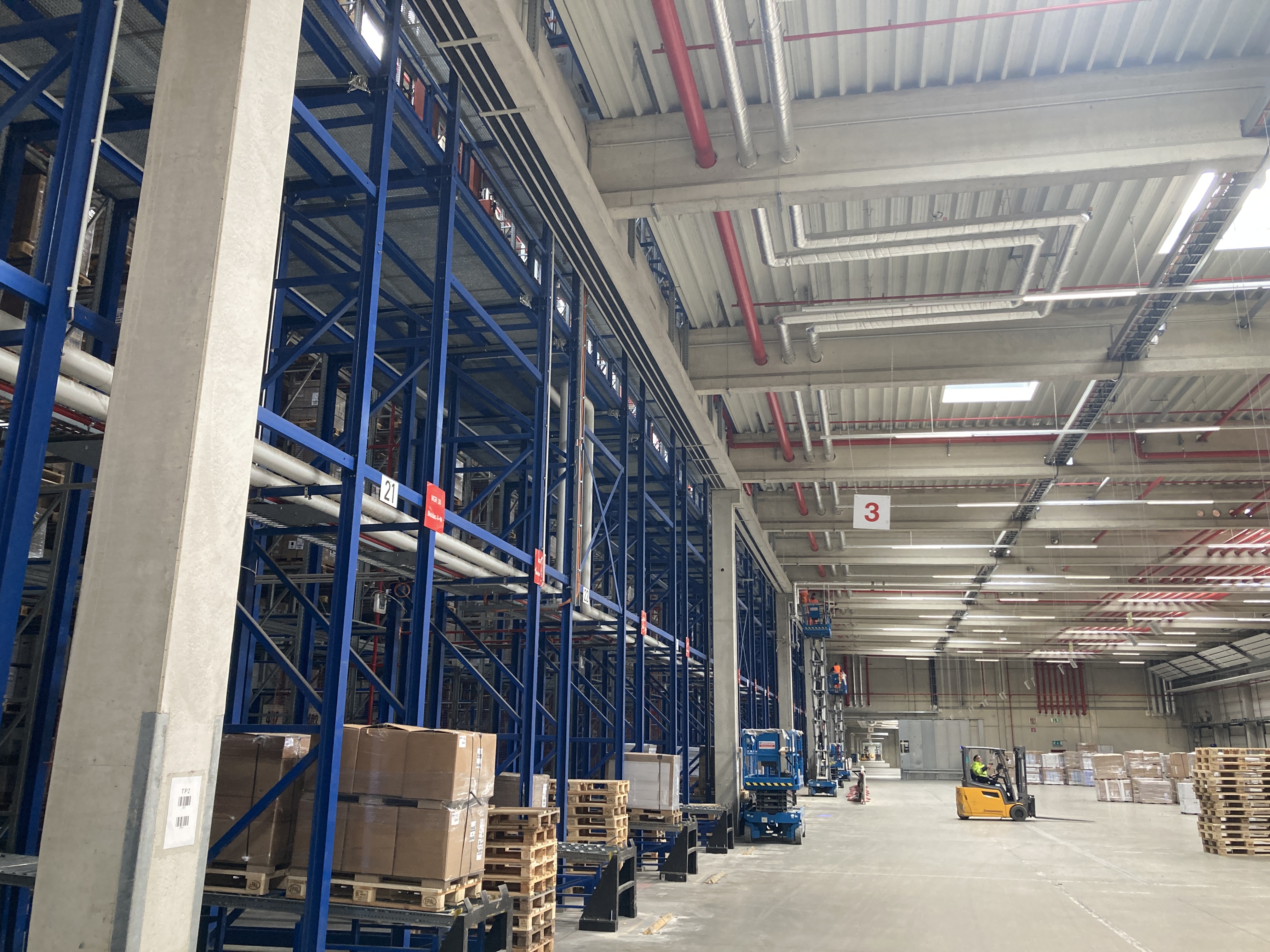Um die Tragfähigkeit der Struktur einer Lagerhalle in Salzgitter zu erhöhen, kamen CFK-Lamellen als Sanierungsverfahren zum Einsatz.