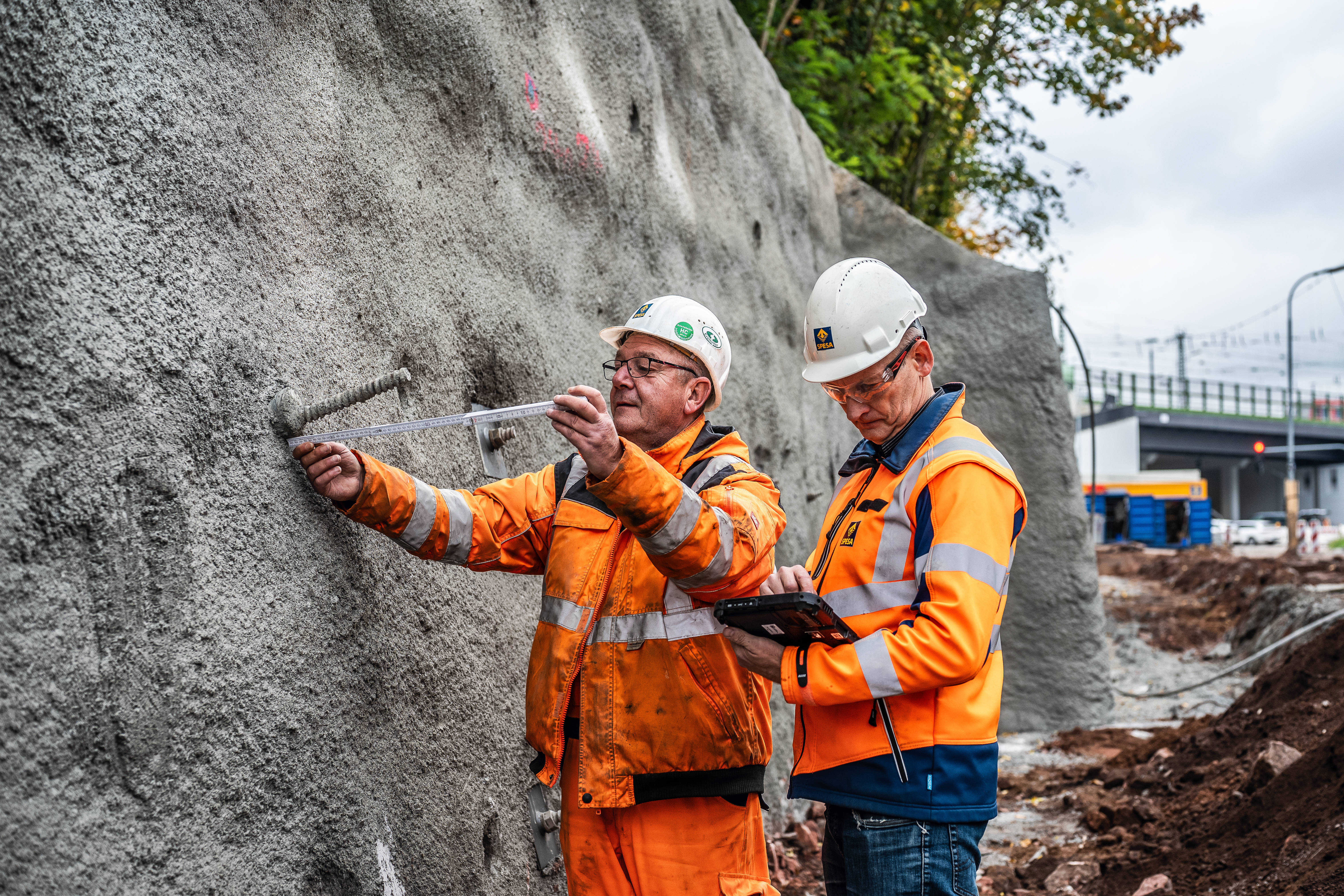 Die Qualität der hergestellten Verpressanker und Bewehrungen wird regelmäßig kontrolliert .
