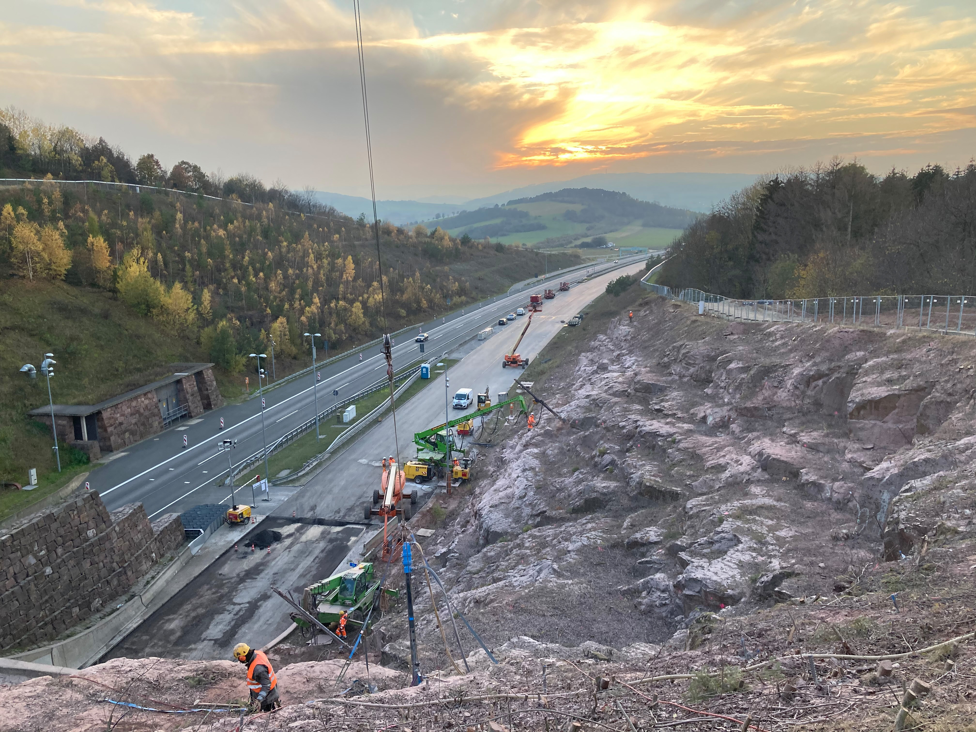 Im Rahmen der Fahrbahnerneuerung an der A38 südlich von Göttingen waren umfangreiche Sicherungsmaßnahmen der umliegenden Felswände notwendig. Von September 2020 bis Juni 2021 führte die Spesa hier 6.000 lfm Bodenvernagelung sowie 16.000 m² Steinschlag-schutznetze aus. Ein eindrucksvolles Beispiel für Sicherheit, Effizienz und langlebige Qualität.