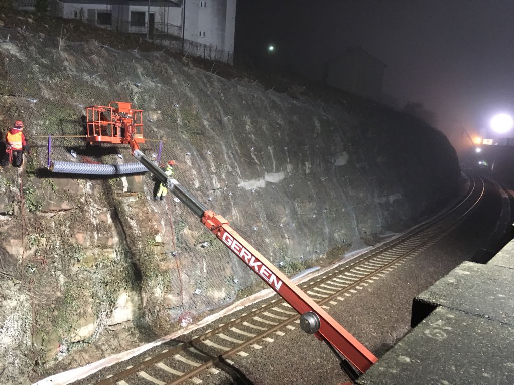 Drahtseilnetze kommen zur Sicherung vor Steinschlag in allen Infrastrukturbereichen zum Einsatz – so auch hier an einer Bahnstrecke.
