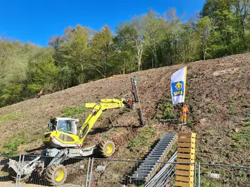 Mit Spezialgeräten werden die Bodennägel in den gefährdeten Hang bei Wuppertal eingebracht, um ein Abrutschen zu Verhindern
