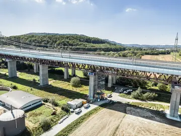 Bei der Betonsanierung der Itztalbrücke durch die Spesa Spezialbau und Sanierung wurde eine 800 m lange Eisenbahnüberführung instandgesetzt
