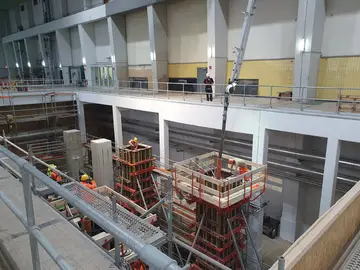 Für die Unterkonstruktion der neuen Dampfturbine wurde ein Turbinentisch auf Säulen errichtet.    