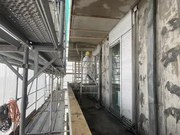 Bei der Sanierung der Balkone und Laufgänge an der Außenseite des Hospitals kam Spritzmörtel zum Einsatz