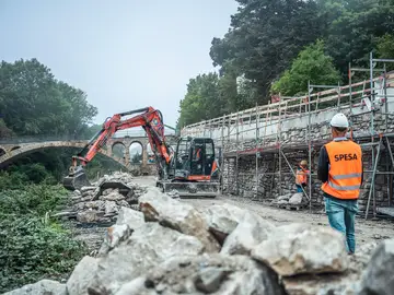 Bei der Instandsetzung und Hangsicherung der historischen Feldsteinmauer in Goslar kam schweres Gerät zum Einsatz
