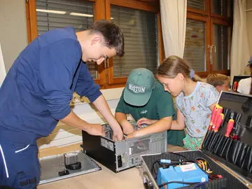Löten, schrauben, staunen: Azubis brachten Schrobenhausener Grundschülern Technik zum Anfassen näher. 