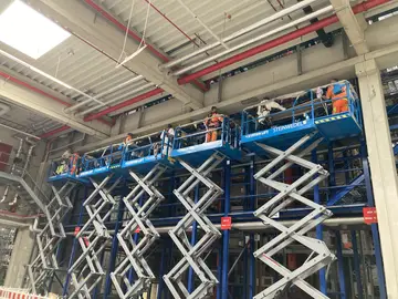  Zur Verstärkung der Stahlbetonträger in einem Lager in Salzgitter kamen CFK-Lamellen als Sanierungsverfahren zum Einsatz.