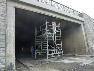 Kunststoffmodifizierte zementgebunden SPCC-Mörtel kommen bei Sanierungsarbeiten bei Betonbauwerken zum Einsatz – unter anderem bei Brücken.