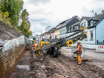 Zur Sicherung und Stabilisierung des abgetragenen alten Bahndamms wurden 300 Verpressanker in die Böschung eingebracht 