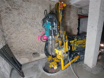 Zur Stabilisierung des Fundaments des Märkischen Museums Berlin wurden 195 Pfähle mit einer Länge von bis zu 10 m eingebracht. 