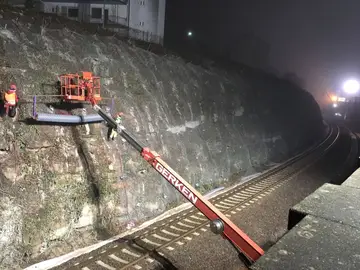 Drahtseilnetze kommen zur Sicherung vor Steinschlag in allen Infrastrukturbereichen zum Einsatz – so auch hier an einer Bahnstrecke.
