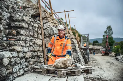 Nach der statischen Sicherung der Feldsteinmauer konnte die Instandsetzung des Mauerwerks beginnen – Stein auf Stein