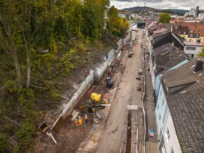Die Hangsicherungsarbeiten fanden unter beengten Platzverhältnissen zwischen Bahndamm und Häuserfront statt. 