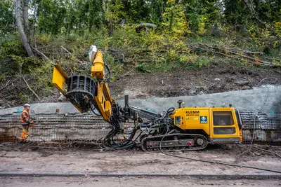 Um den verbleibenden Hang dauerhaft zu stabilisieren, wurden 300 Verpressanker mit einer Länge von 7 bis 8 m eingebracht. 