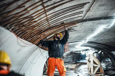 Zur zusätzlichen Stabilisierung der Innenschale wurde der Tunnel mit Bewehrungsmatten verstärkt.