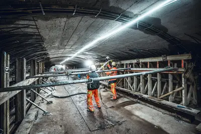 Die Sanierungsarbeiten fanden unter extrem beengten Platzverhältnissen im Tunnelbauwerk statt. 