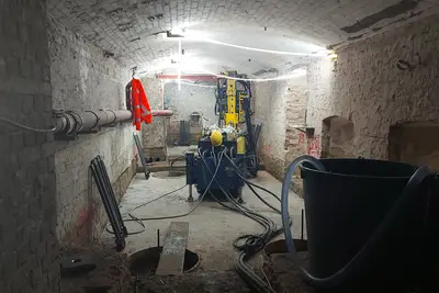 Die Arbeitssituation im Keller des Märkischen Museums war mit einer Raumhöhe von 2,6 m sehr beengt.